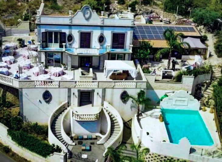vista aerea di una casa con piscina di Villa Corbera Palmaris a Marina di Palma