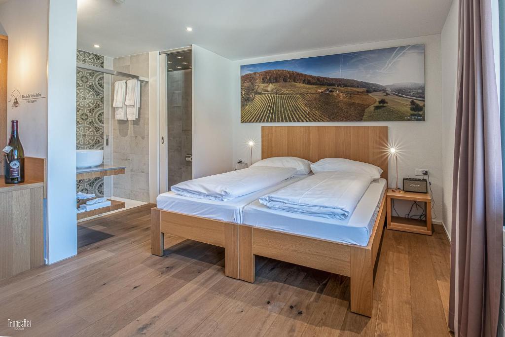 Postel nebo postele na pokoji v ubytování Hirschen Erlinsbach Swiss Quality