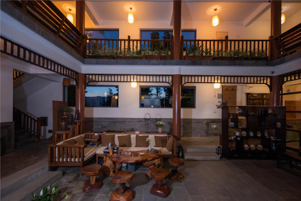 TV a/nebo společenská místnost v ubytování Dali Yanyuan Erhai Retreat