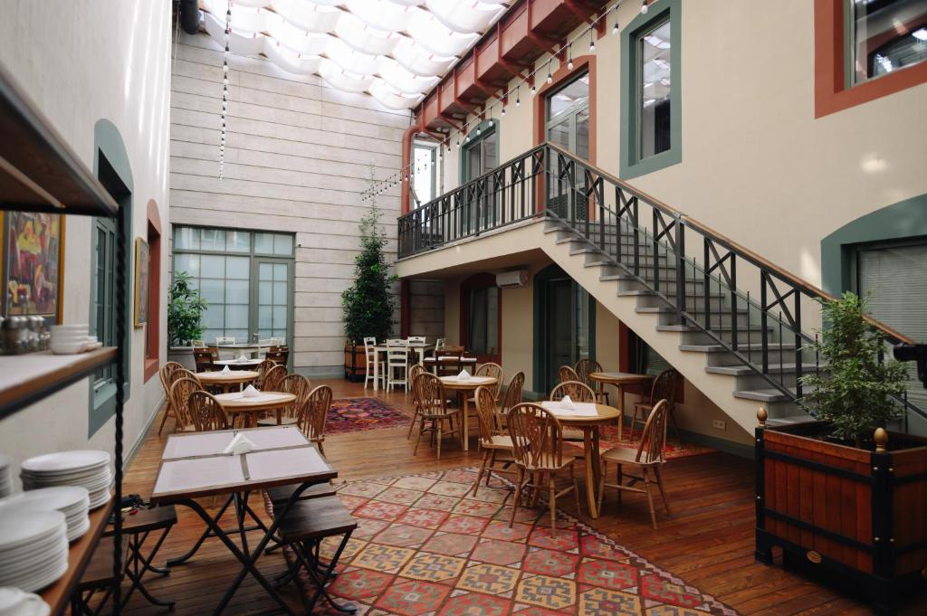 Restaurace v ubytování GRAND HOTEL GYUMRI by APRICOT Hotels