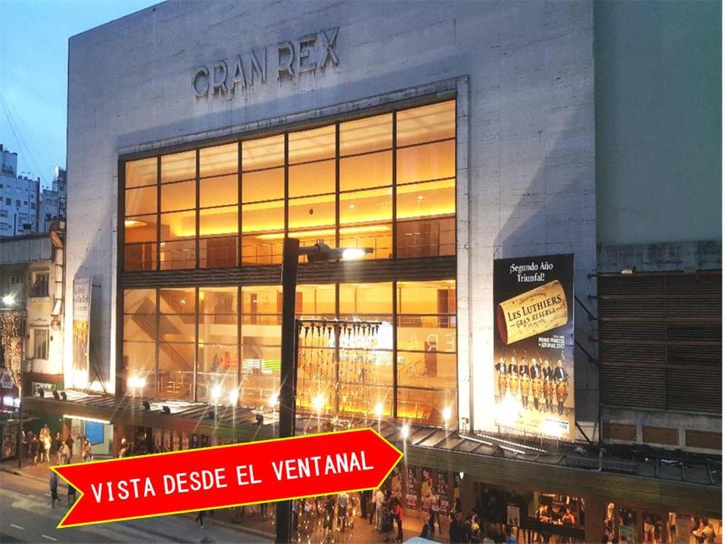 ein großes Gebäude mit einem Schild davor in der Unterkunft Corrientes Av, Premium Location in Buenos Aires