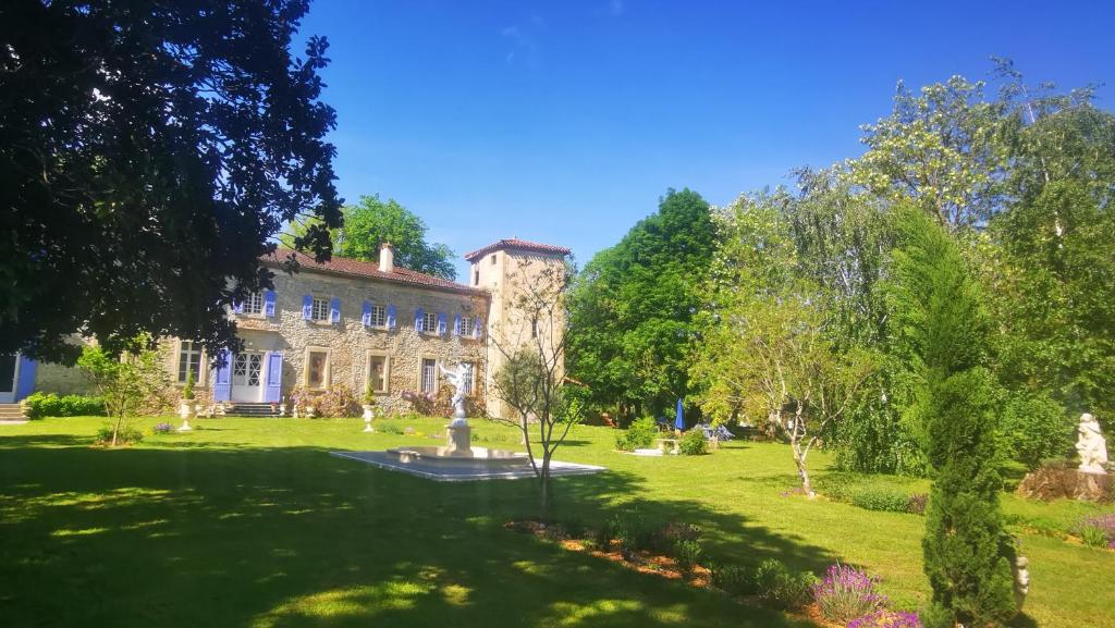 een oud huis met een tuin ervoor bij Château de Verdalle in Verdalle