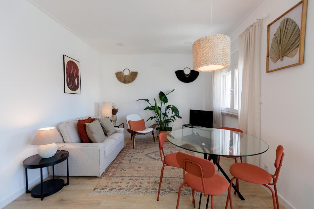 里斯本的住宿－FLH Alcântara Comfy Flat with Balcony，客厅配有白色沙发和玻璃桌