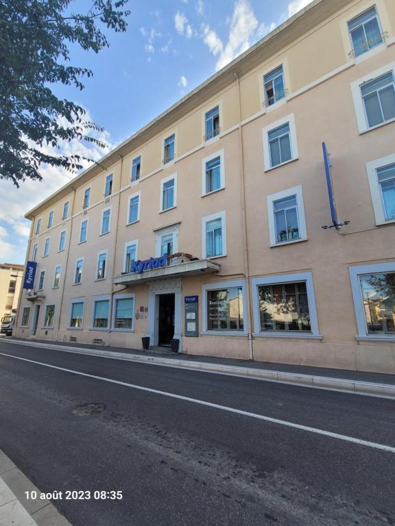 un grande edificio sul lato di una strada di HOTEL KYRIAD ORANGE Centre Ville - A7-A9 - 3 Etoiles - HOTEL DES PRINCES - Provence Alpes Côte d'Azur - France a Orange