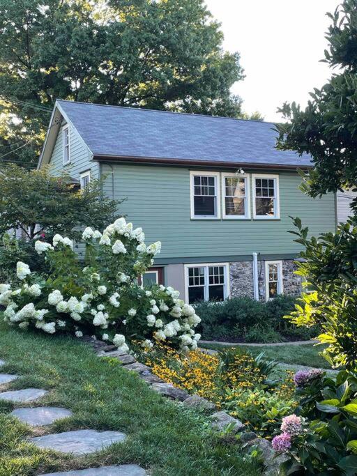 Ferienhaus Charming Carriage House in the heart of (USA