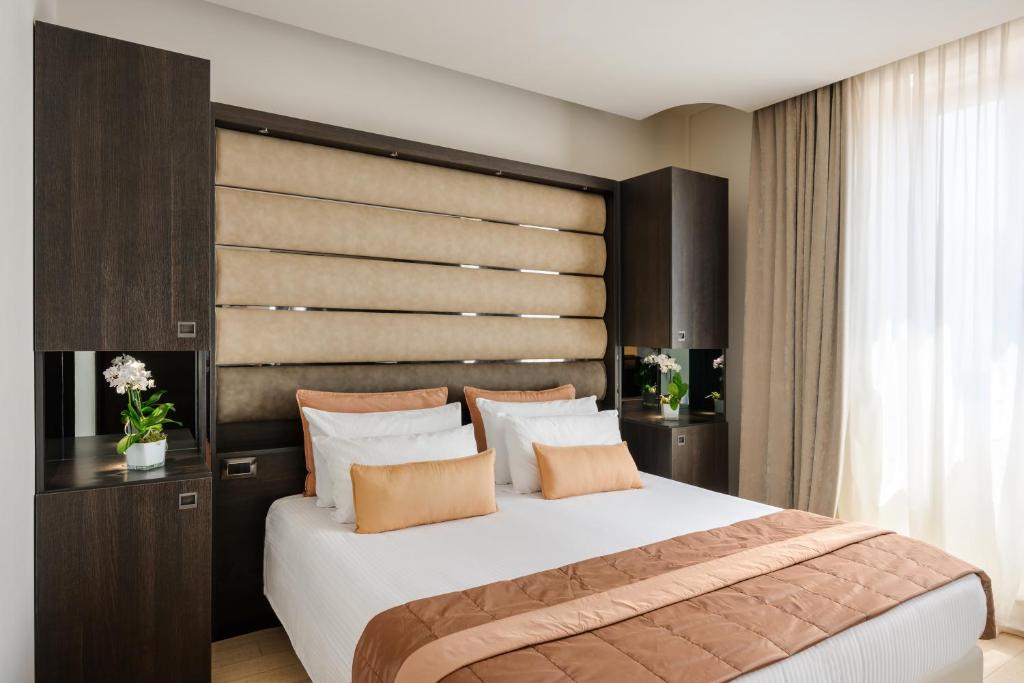 A bed or beds in a room at Hotel The Square Milano Duomo - Preferred Hotels & Resorts