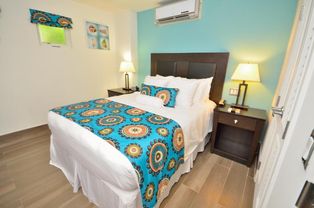Postel nebo postele na pokoji v ubytování Royal St. Kitts Hotel