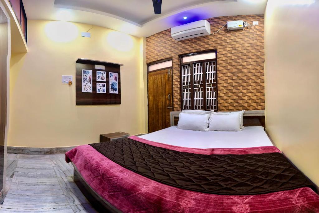 Postel nebo postele na pokoji v ubytování Bobby Premium Residency 350m from Jagannath temple