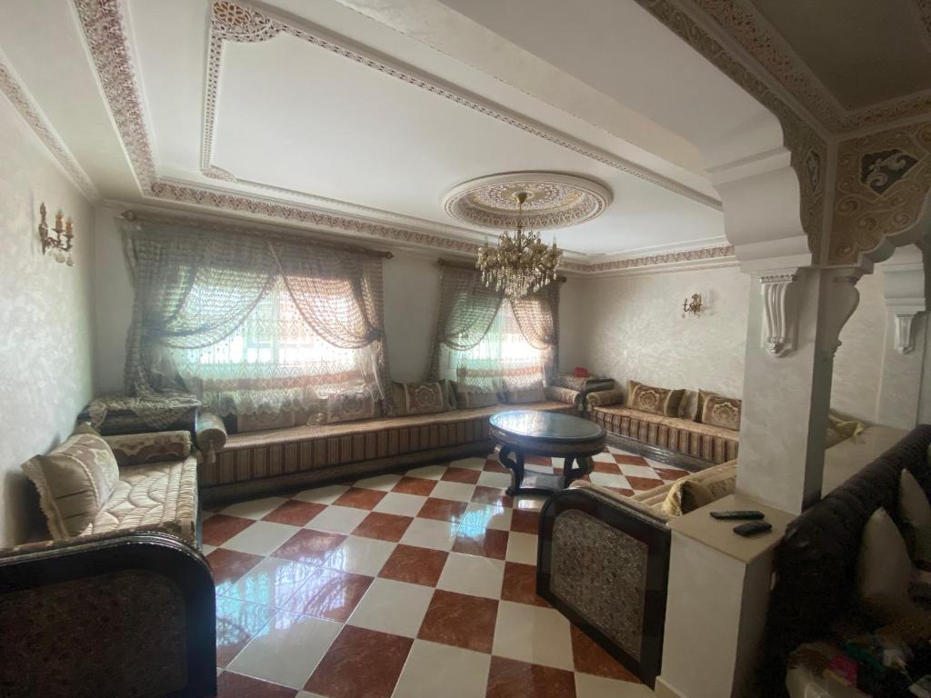 Lina confort a tanger في طنجة: غرفة معيشة كبيرة مع أرضية مصدية