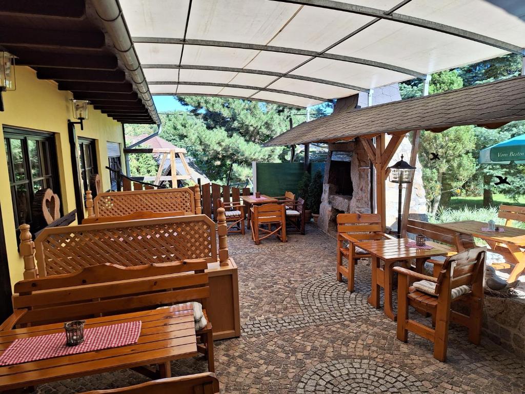 Restaurace v ubytování Landgasthof Plohnbachtal UG