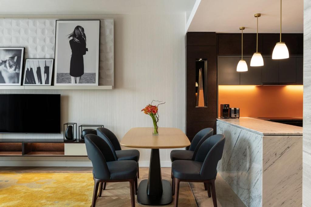 Le Royal Méridien Place Vendôme Lusailにあるテレビまたはエンターテインメントセンター