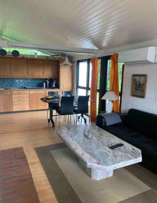 Kuchyň nebo kuchyňský kout v ubytování Sommerhus, Hornbæk
