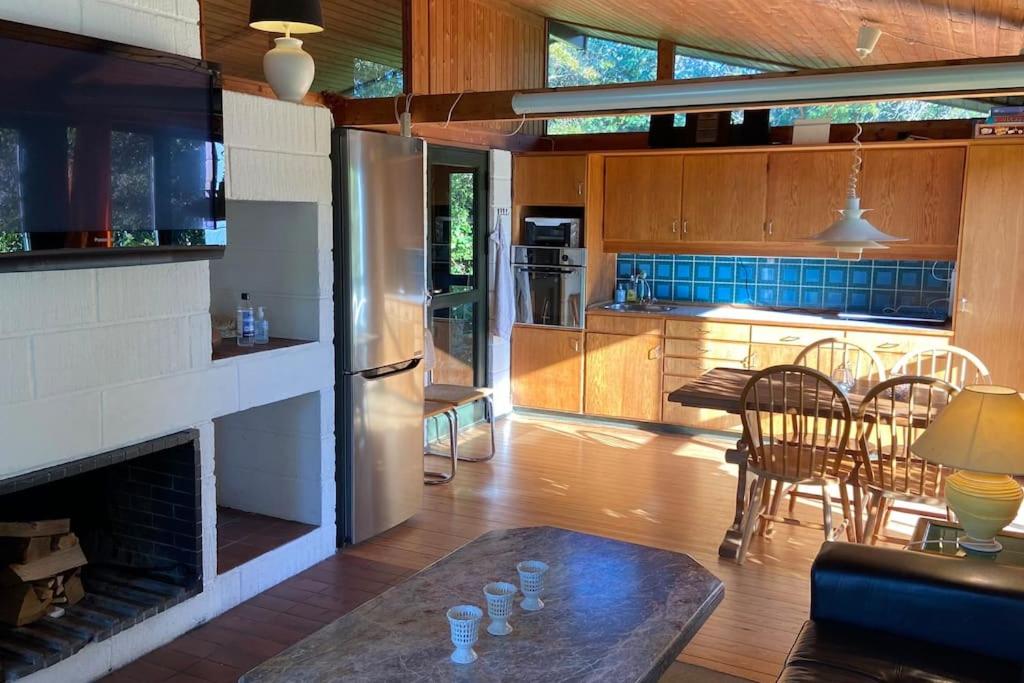 Kuchyň nebo kuchyňský kout v ubytování Sommerhus, Hornbæk