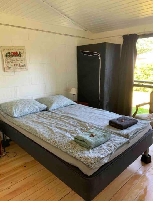 Postel nebo postele na pokoji v ubytování Sommerhus, Hornbæk
