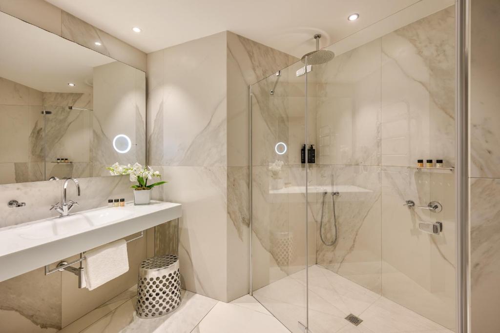 A bathroom at Hotel The Square Milano Duomo - Preferred Hotels & Resorts