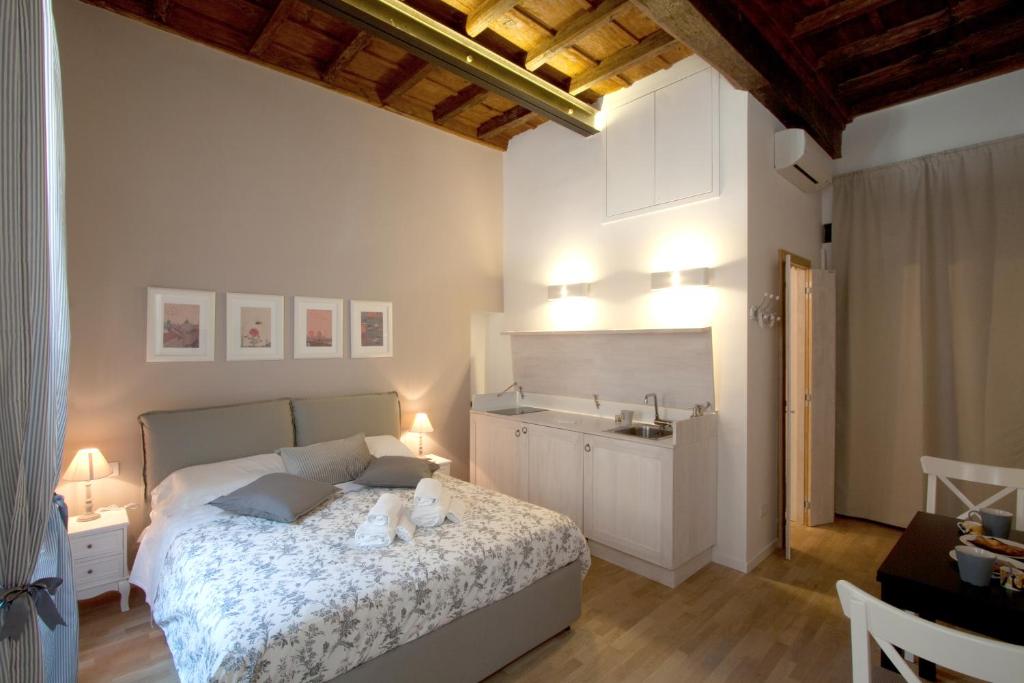 Un dormitorio con una cama con dos ositos de peluche. en Apartment Ripa 17, en Roma