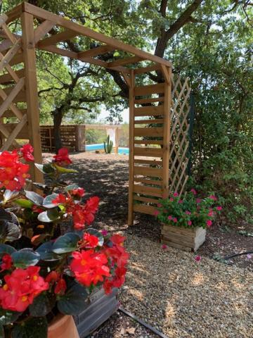 Ein Garten an der Unterkunft Le Petit Chene