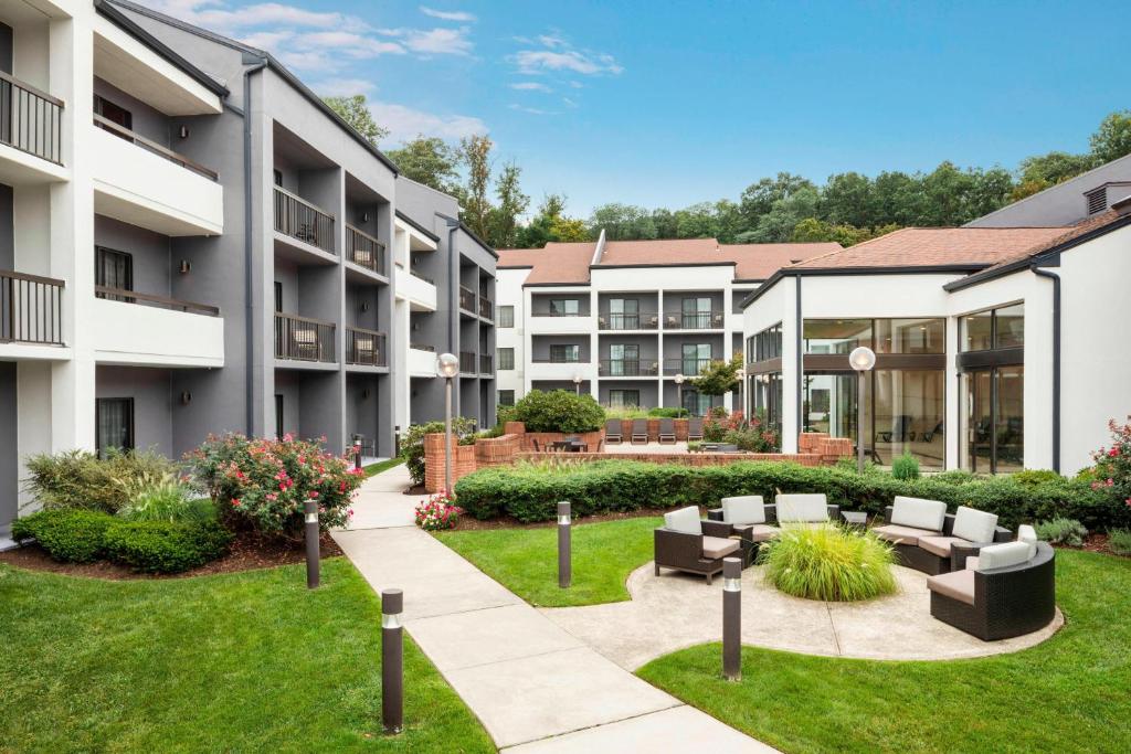 an image of a courtyard at a apartment complex at Courtyard by Marriott Tarrytown Westchester County in Tarrytown