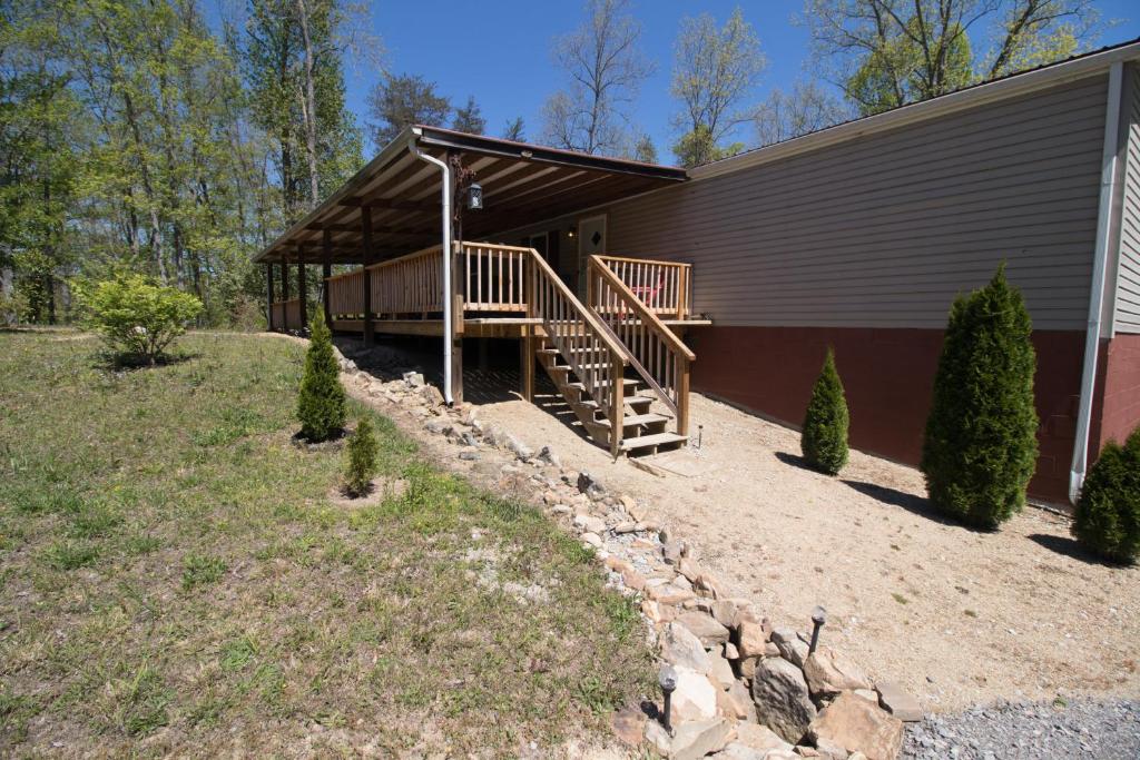 Cozy Tennessee Plateau home with furnished outdoor living and 1G WiFi