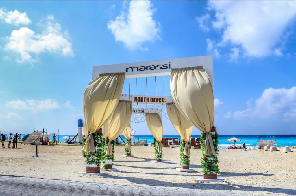 エル・アラメインにあるMarassi 3CRの浜辺の看板