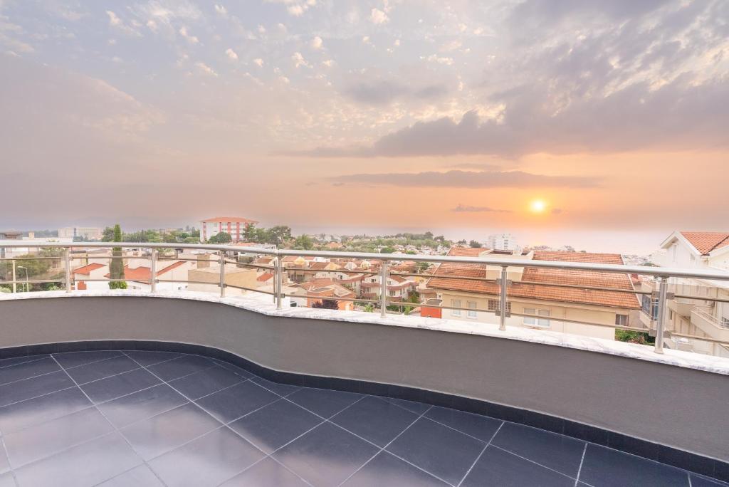 un balcone con vista sulla città di Soul House Kuşadası a Kusadası