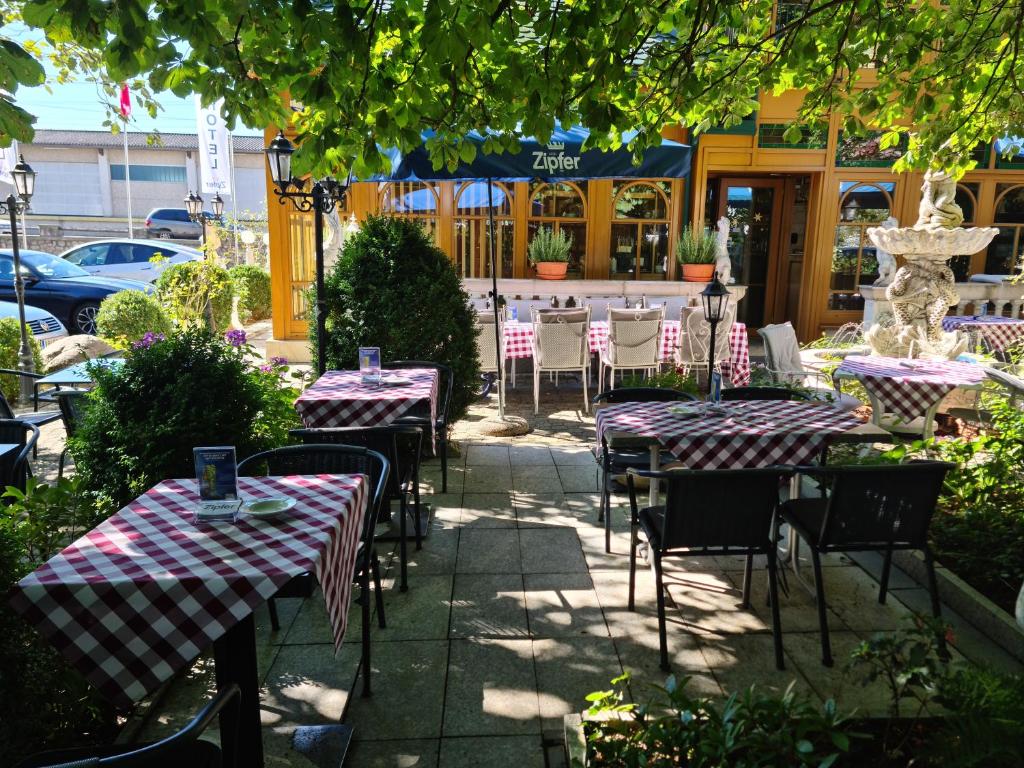宏可尼尔广场酒店餐厅或其他用餐的地方