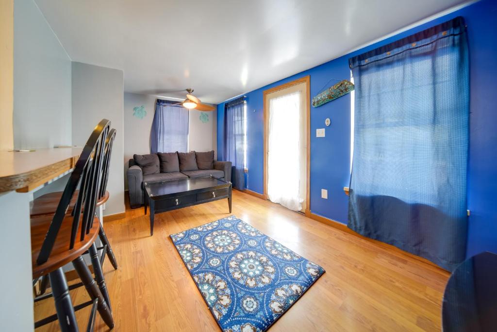 O zonă de relaxare la Pet-Friendly Lake Erie Cottage - Walk to the Water