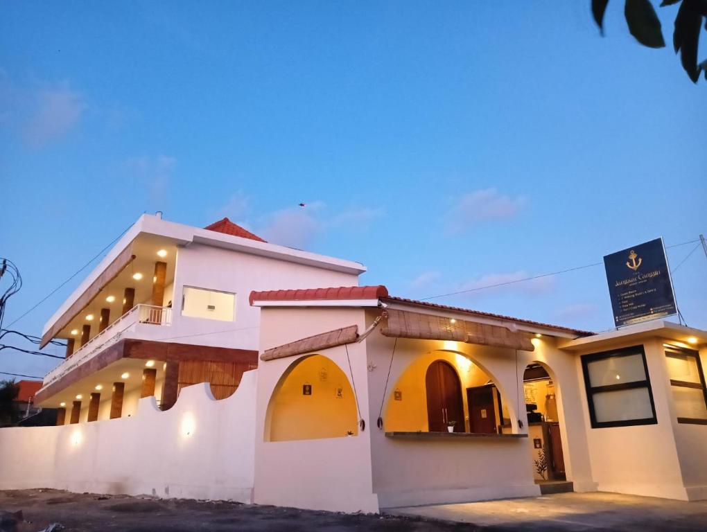 un bâtiment avec des lumières sur son côté dans l'établissement The Jangkar Canggu Guesthouse & Villa, à Canggu