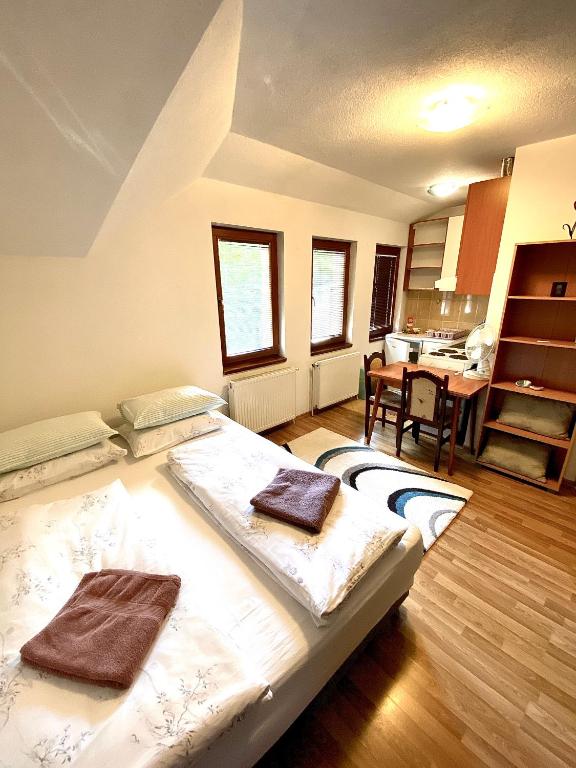 a room with two beds and a dining room at Apartman Željo 1 in Livno