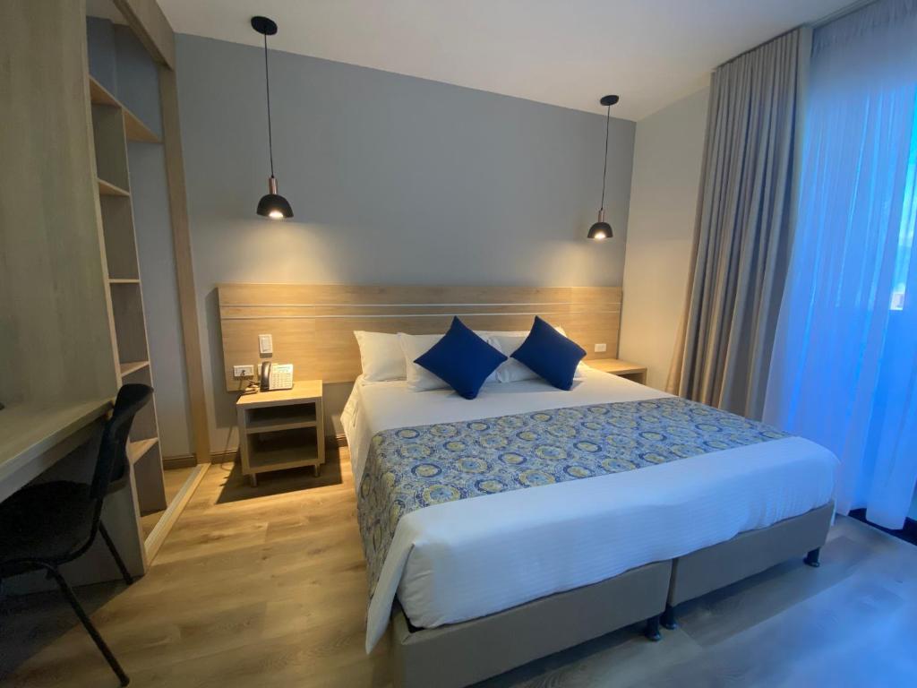 Postel nebo postele na pokoji v ubytování EcoHub Hotel Medellin