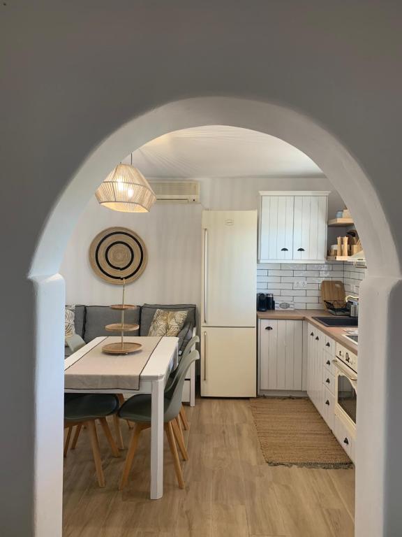 Кухня или мини-кухня в Marikos House, Pyrgaki Alyko Naxos
