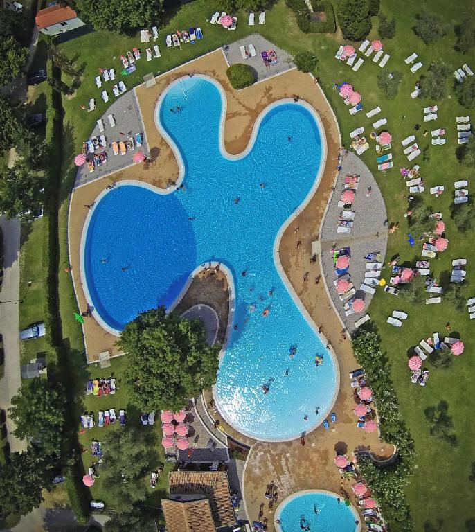 een luchtfoto van een zwembad in een resort bij Fornella Camping & Wellness family resort in San Felice del Benaco
