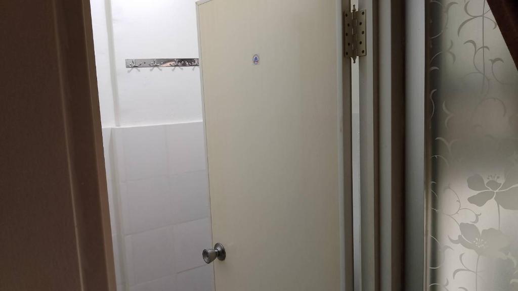 bagno con porta bianca e doccia di Apartemen Cibubur village by ipol a Cisalak