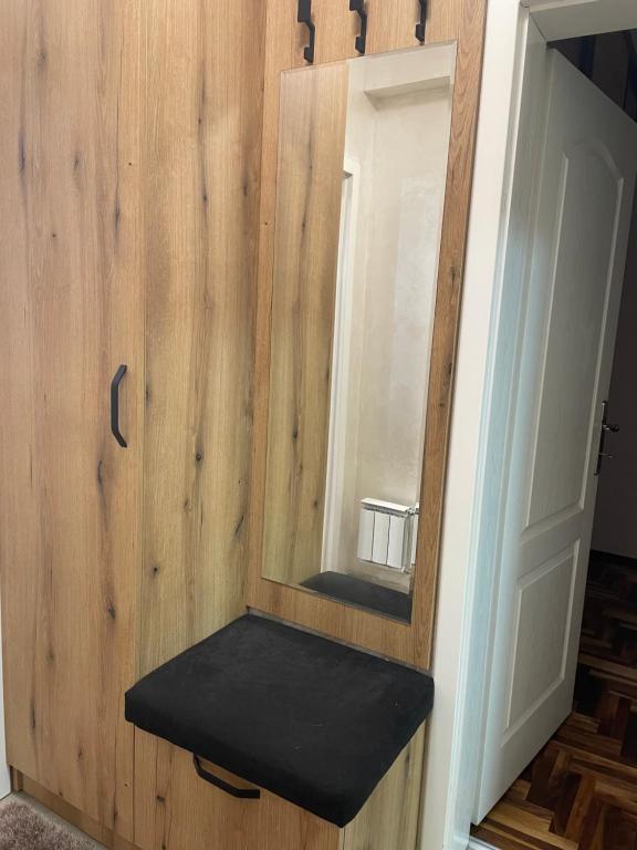 bagno con specchio e panca nera di Stan u centru, Loznica a Loznica
