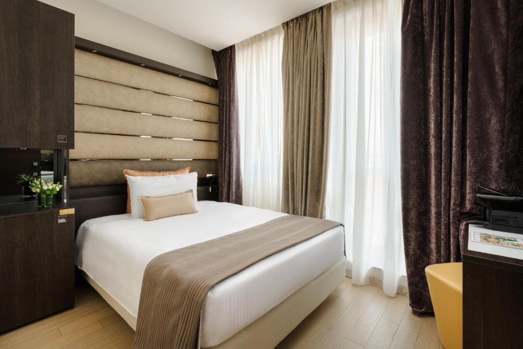A bed or beds in a room at Hotel The Square Milano Duomo - Preferred Hotels & Resorts