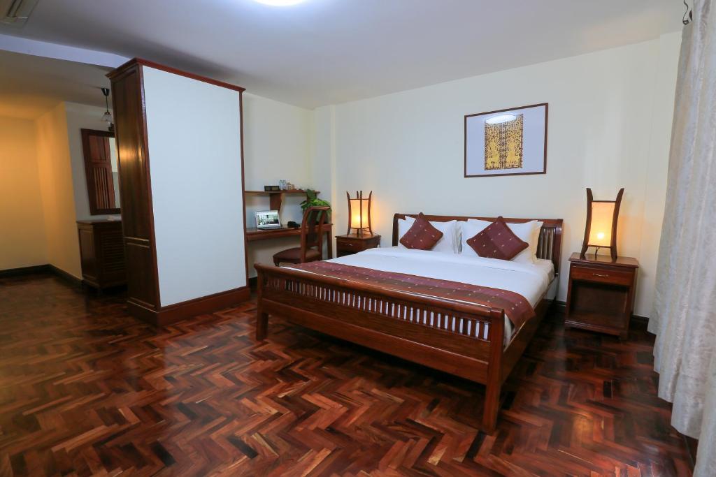 a bedroom with a bed and two lamps in it at Phongsavath Boutique Hotel in Vientiane