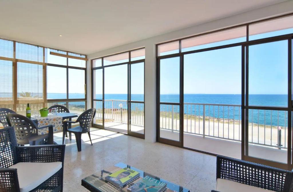 sala de estar con vistas al océano en Brisas Vista Mar, en Sa Ràpita