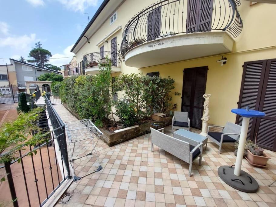 une terrasse avec une table et des chaises bleues en face d'un bâtiment dans l'établissement casa di marco, à Ravenne