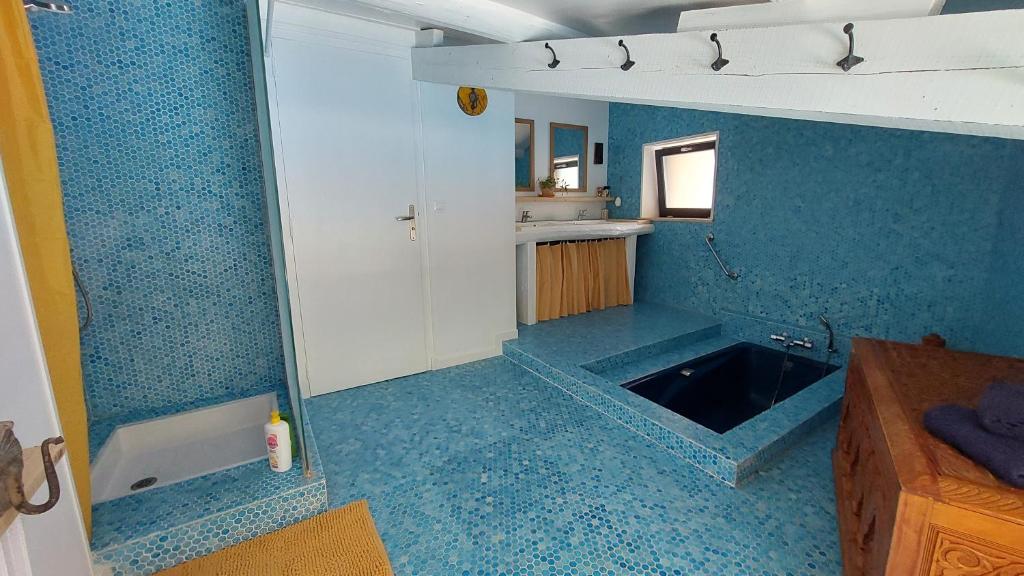 Kuchyň nebo kuchyňský kout v ubytování Chambre avec cuisine, vue et piscine privée au cœur du Beaujolais