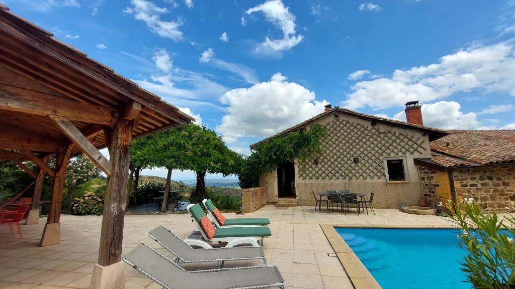Bazén v ubytování Chambre avec cuisine, vue et piscine privée au cœur du Beaujolais nebo v jeho okolí