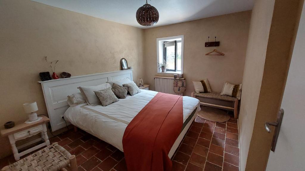 Postel nebo postele na pokoji v ubytování Chambre avec cuisine, vue et piscine privée au cœur du Beaujolais