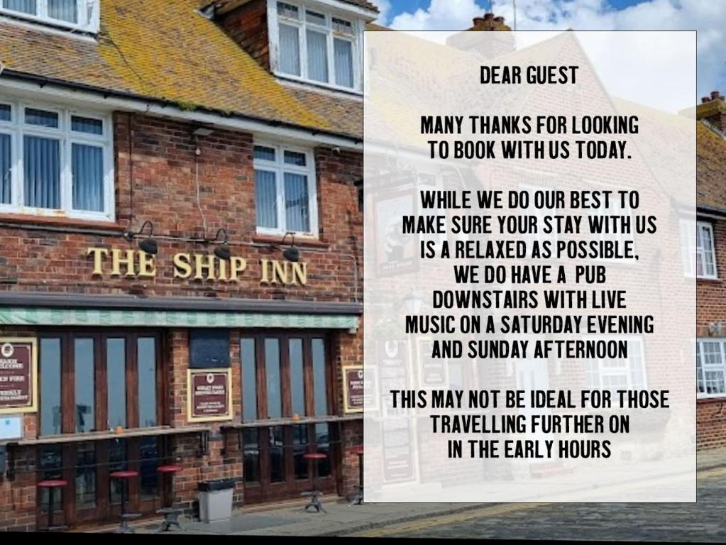 una señal frente a un edificio de ladrillo en The Ship Inn Folkestone, en Folkestone