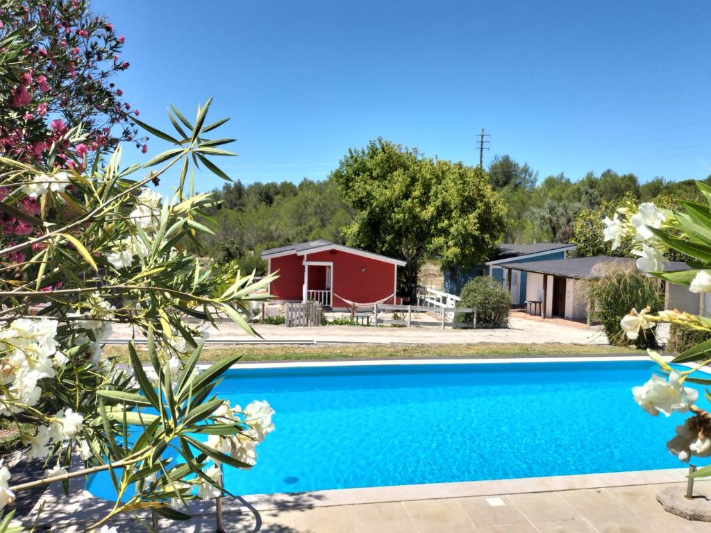 Blick auf das Haus vom Garten mit Pool in der Unterkunft Sintra Escape in Sintra