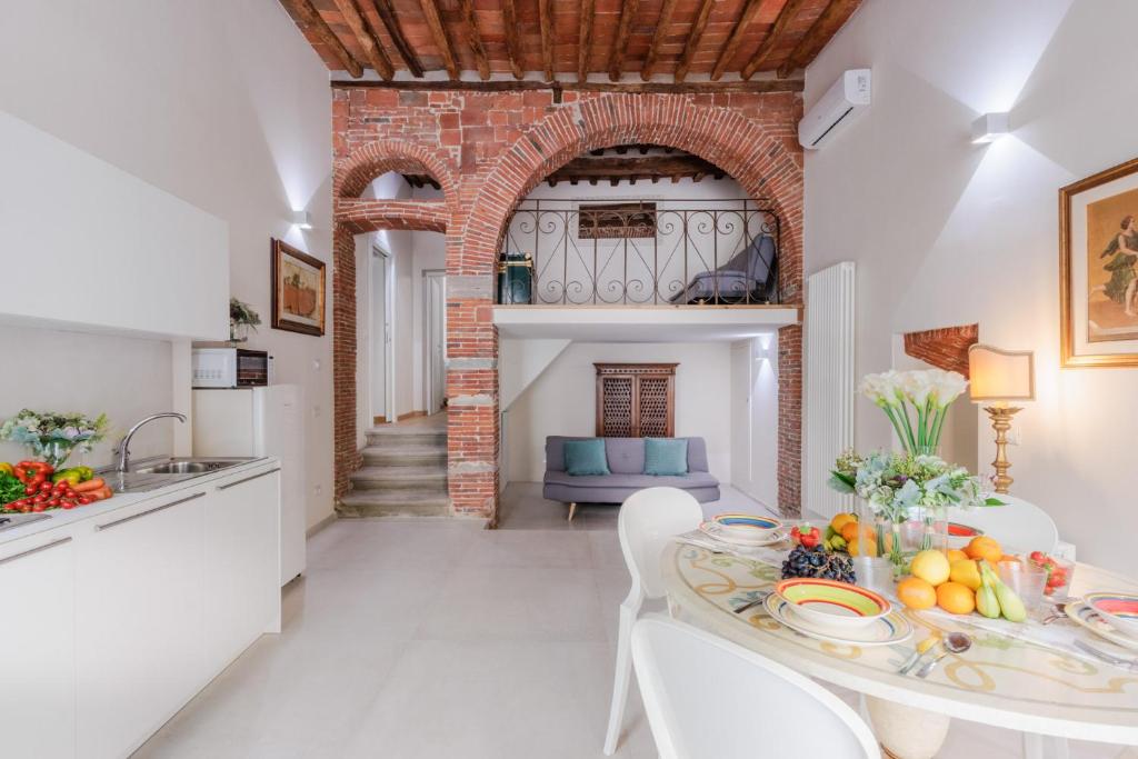 Smart and Convenient Ground Floor Apartment inside, Lucca (updated