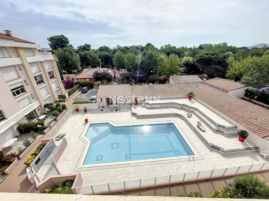 une vue aérienne d'une piscine au sommet d'un immeuble dans l'établissement 2942-Appart t4, 6 couchages, Piscine, à Argelès-sur-Mer