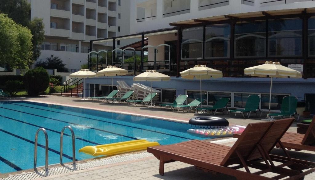 Bazén v ubytovaní Pylea Beach Hotel alebo v jeho blízkosti
