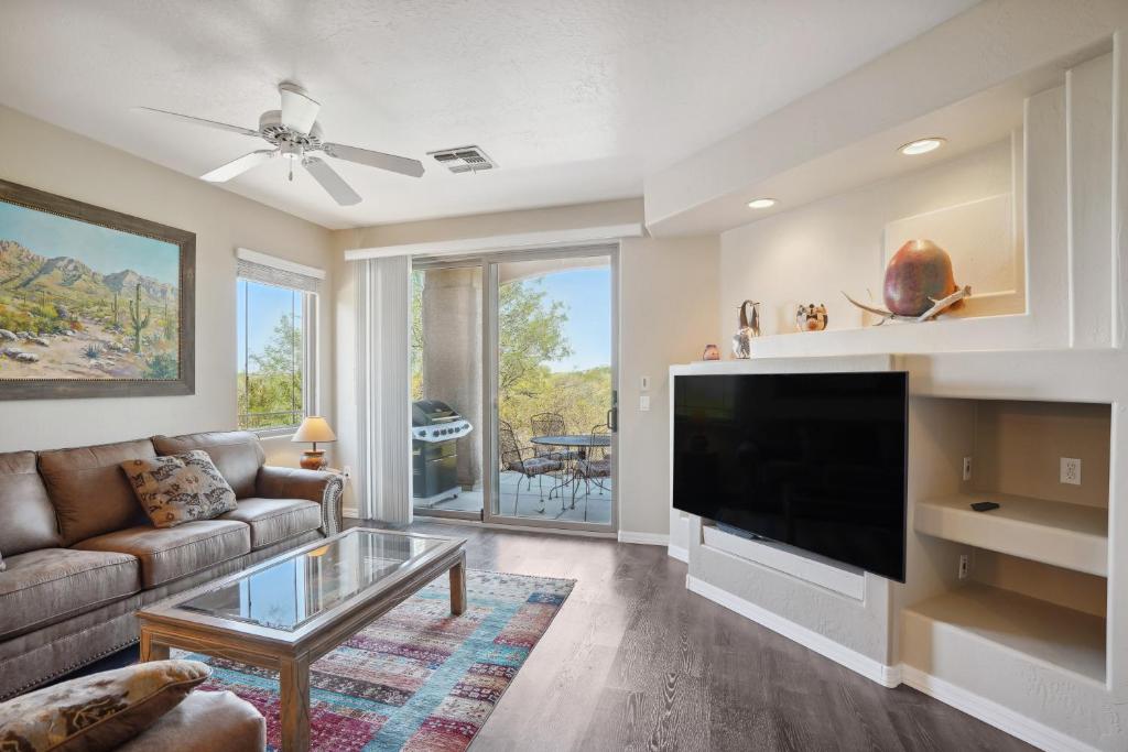 Televisyen dan/atau pusat hiburan di Oro Valley Condo with Desert and Mountain Views!