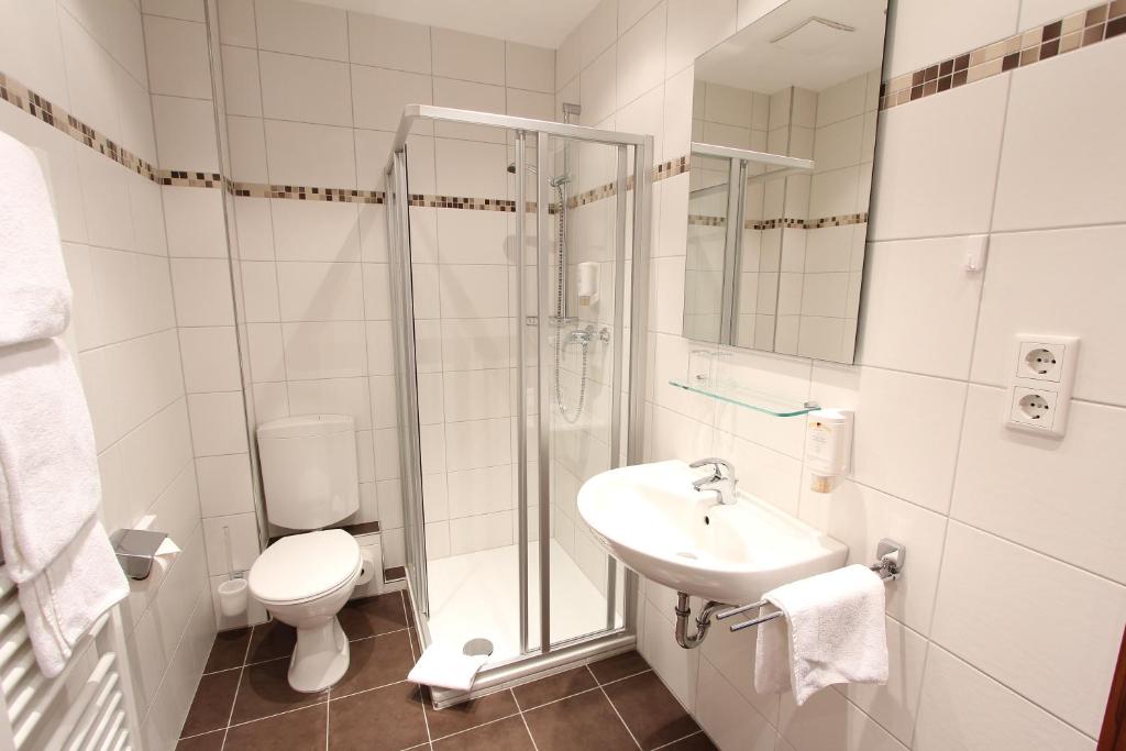 Koupelna v ubytování Akzent Hotel Jonathan