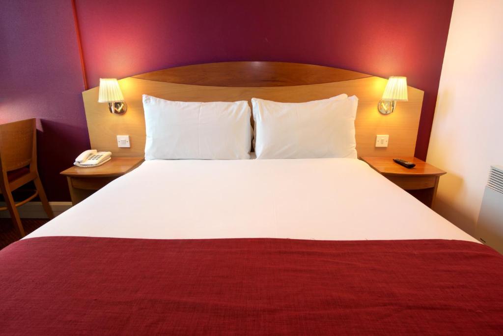 سرير أو أسرّة في غرفة في Waterloo Hub Hotel and Suites