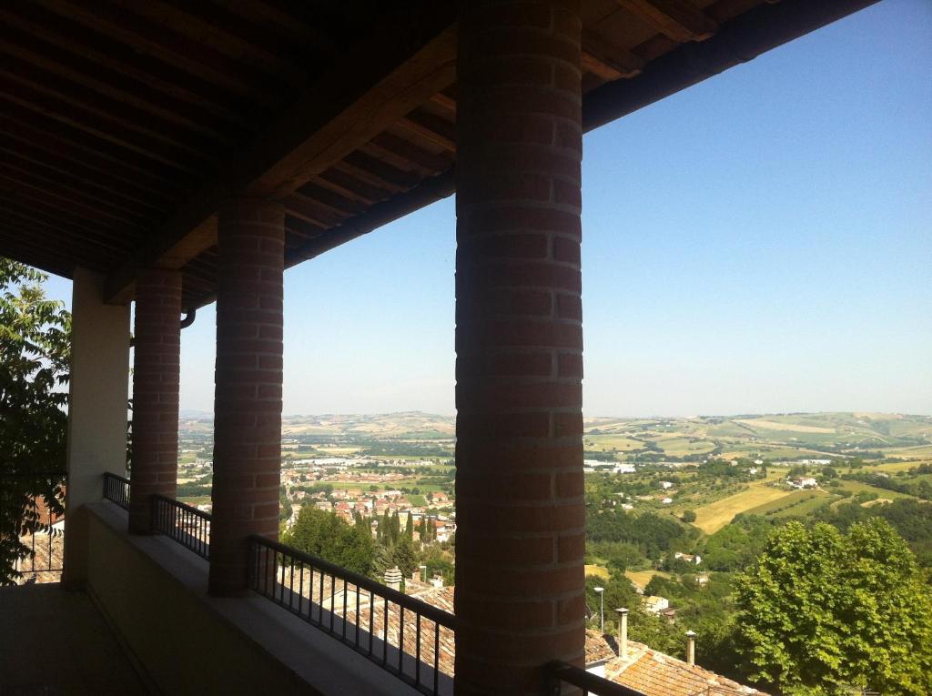 Aussicht vom Balkon eines Hauses in der Unterkunft Casa Ghibellina in Castelbellino